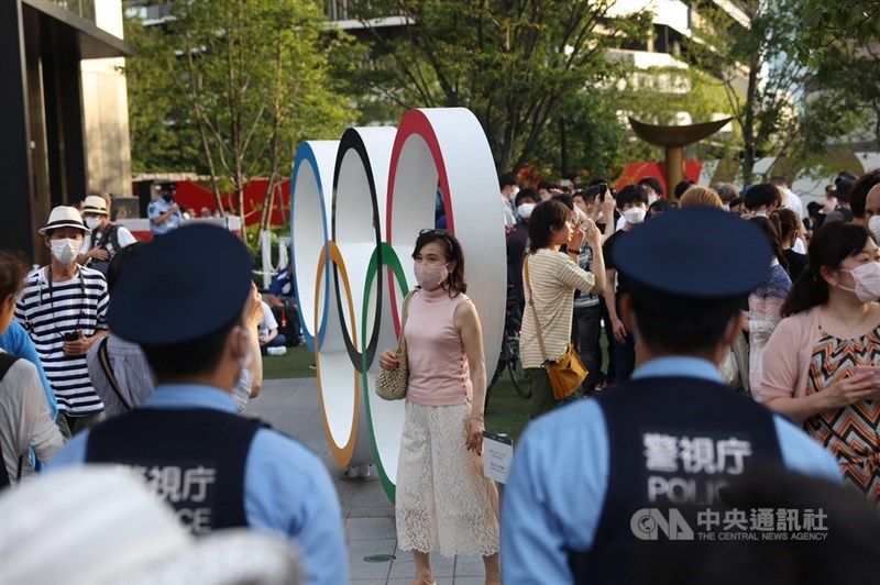 日本全境截至當地時間23日晚間6時30分止,共新增4225例確診病例,其中疫情最為嚴峻的東京都新增1359例。專家表示,必須要有毫不猶豫採取更強力對策的心理準備。圖為東奧開幕式場外民眾跟奧運五環合影留念。中央社記者吳家昇攝 110年7月23日