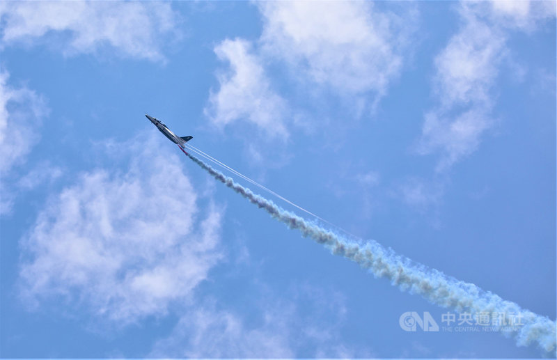 日本航空自衛隊飛行表演隊藍色衝擊波飛機23日為慶祝東京奧運開幕,中午過後進行飛行表演,在天空畫出五彩五環,吸引很多民眾觀賞。中央社記者楊明珠東京攝 110年7月23日