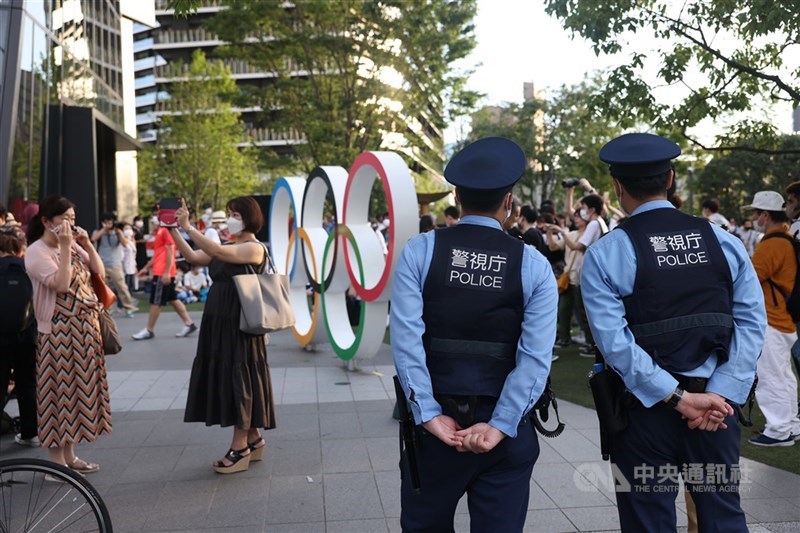 因為COVID-19疫情延期1年的2020東京奧運23日晚間將正式開幕,儘管未開放觀眾進場,典禮場館外下午仍聚集大批人潮慕名而來,日本警方也派員在周遭待命。中央社記者吳家昇攝 110年7月23日