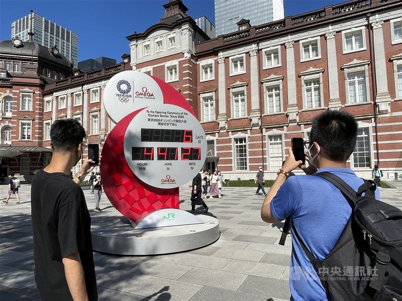 座落在東京車站前的倒數計時鐘搶先見證疫情下的奧運時刻。中央社記者楊明珠東京攝　110年7月17日