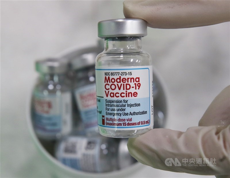 中央流行疫情指揮中心22日宣布,與美國莫德納公司簽署明後兩年共3500萬劑COVID-19疫苗供應合約,另加購100萬劑於今年第4季供應。(中央社檔案照片)