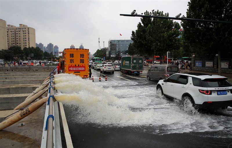 河南鄭州20日大暴雨後,市區京廣隧道幾乎被淹沒,排水作業持續至23日。圖為22日,中國安能第二工程局攜帶「龍吸水」等救援裝備,在鄭州市京廣北路隧道由北往南展開抽排水作業。(中新社提供)中央社 110年7月23日