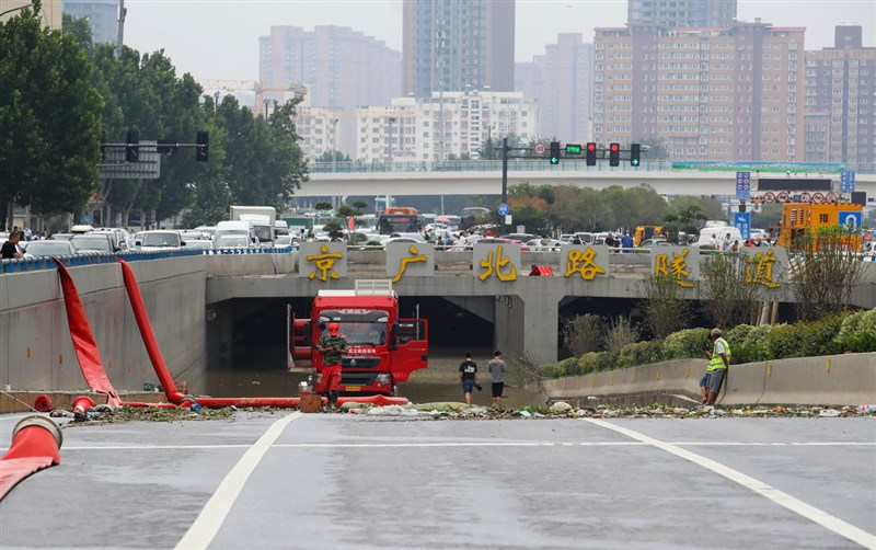 河南鄭州20日大暴雨後,市區京廣隧道幾乎被淹沒,排水作業持續至23日。外界預估,因隧道淹水造成的傷亡數字會進一步提高。(中新社提供)中央社 110年7月23日