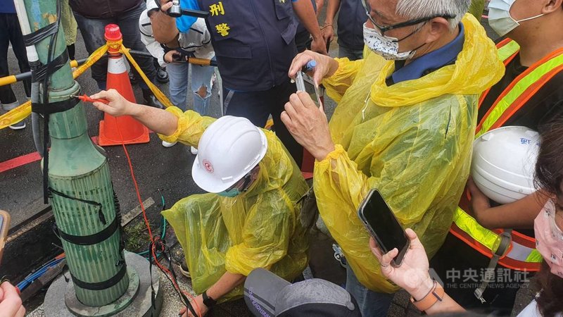 高雄高姓婦人19日冒雨行經鳳山三民路時,疑似觸電倒地不起,送醫搶救3天仍不治。高雄市工務局23日再度到現場進行鑑定。中央社記者洪學廣攝 110年7月23日
