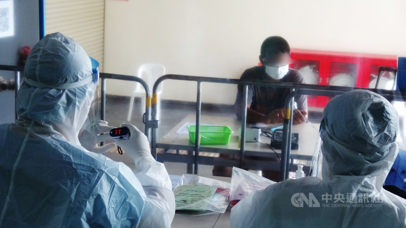曼谷市政府設立專門照顧3到15歲兒童和青少年的隔離中心,確診輕症的孩童們報到時,先由工作人員幫他們評估健康狀況。中央社記者呂欣憓曼谷攝 110年7月23日