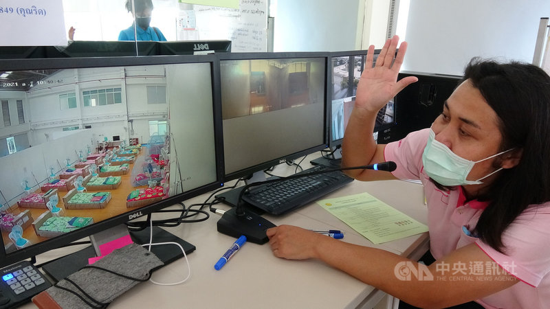 曼谷市政府設立專門照顧3到15歲兒童和青少年的隔離中心,工作人員利用廣播系統和孩童們溝通,也讓他們感覺有人陪伴。中央社記者呂欣憓曼谷攝 110年7月23日