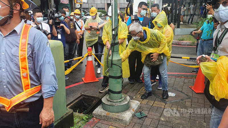 高雄日前發生一名婦人冒雨行經鳳山三民路時疑觸電倒地,送醫不治。高雄市工務局23日到事發現場鑑定,結果顯示是廢棄纜線因大雨積水成導體釀災,市府將追究施工承商相關責任。中央社記者洪學廣攝 110年7月23日