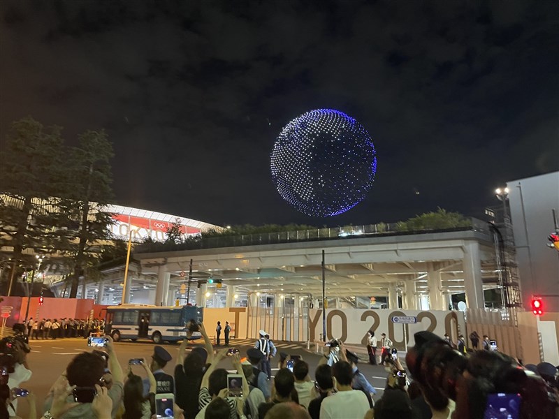 東京奧運開幕式,1842架無人機排出東京奧運會徽的圖案等圖案以立體圖展開,漸漸地變成地球的形狀。東奧主場館外,有許多民眾圍觀,大批警方維持秩序。(民眾提供)中央社記者楊明珠東京傳真110年7月23日