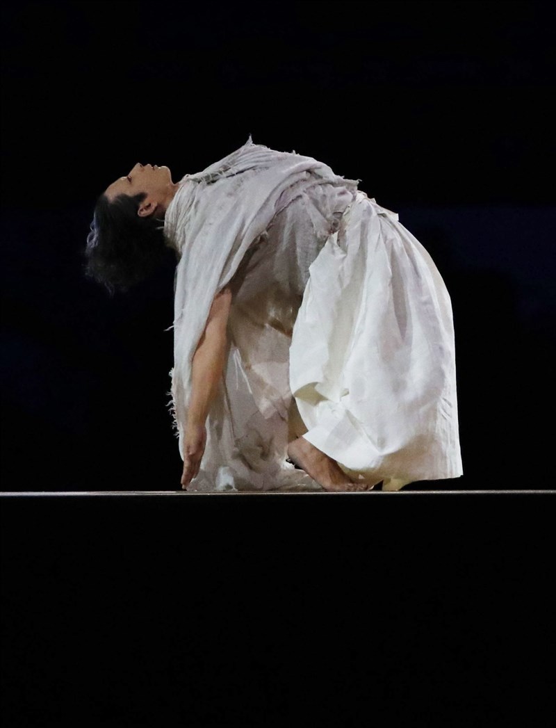 東京奧運開幕式,演員森山未來一身白衣演出,紀念因疫情逝去的人及現場舉行一分鐘默哀儀式。(共同社)