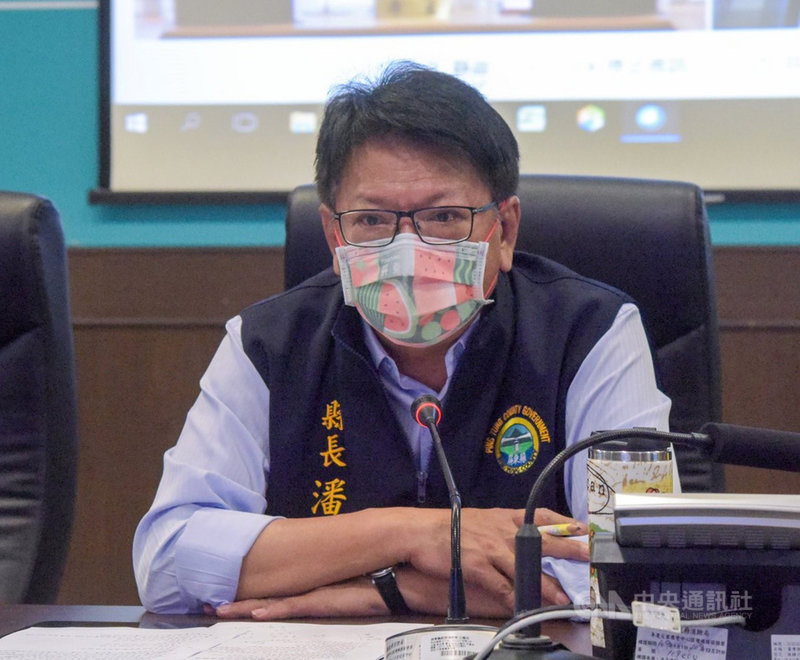 屏東縣政府委託設計師江孟芝以屏東7款水果設計口罩圖案,近來卻有不肖業者製作一頁式詐騙廣告,仿冒販售。屏東縣長潘孟安(圖)23日呼籲民眾勿受騙,也要求警方積極查辦。(屏東縣政府提供)中央社記者郭芷瑄傳真 110年7月23日