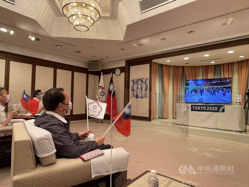 駐日代表謝長廷(右1)23日晚間在駐日代表職務宿舍設置電視轉播加油區,邀駐日官員及媒體等觀看東奧開幕式轉播,為中華代表團加油。中央社記者楊明珠東京攝 110年7月24日