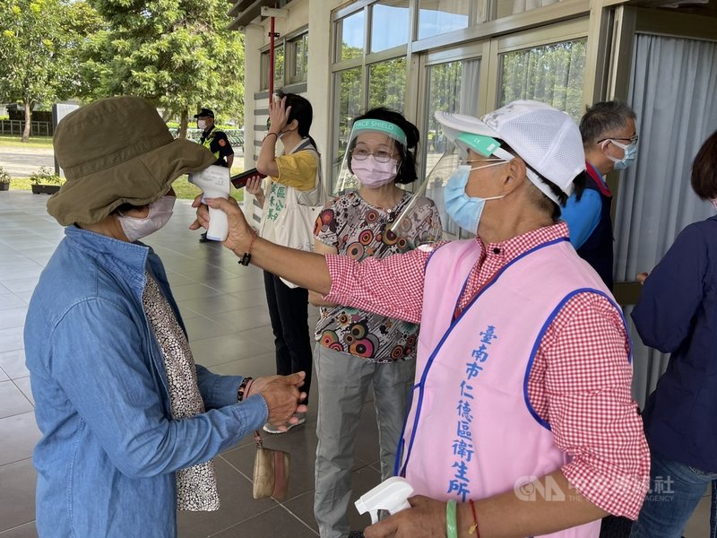 台南市COVID-19疫苗特色接種站「奇美博物館」24日開打,施打地點在台南都會公園管理中心,接種者進入前得接受額溫測量。中央社記者張榮祥台南攝 110年7月24日