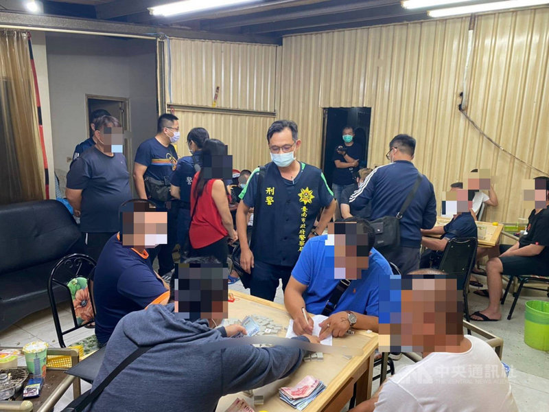 台南市警局24日凌晨在安南區民宅破獲職業賭場,現場開設2桌麻將,13名男女群聚開賭,警方訊後依法送辦。(台南市警局提供)中央社記者張榮祥台南傳真 110年7月24日