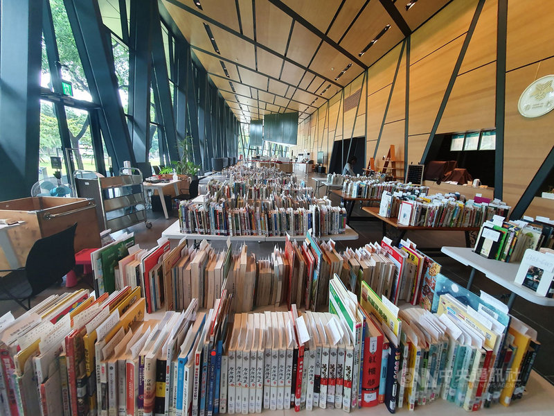 屏東縣立圖書館總館13日微解封後隨即開放單一窗口供民眾領取預約書,不過縣府文化處24日表示,目前還有近3000本預約書待取,27日警戒標準降級後將適度開放民眾入館,提醒讀者儘早取書。(屏東縣政府提供)中央社記者郭芷瑄傳真 110年7月24日