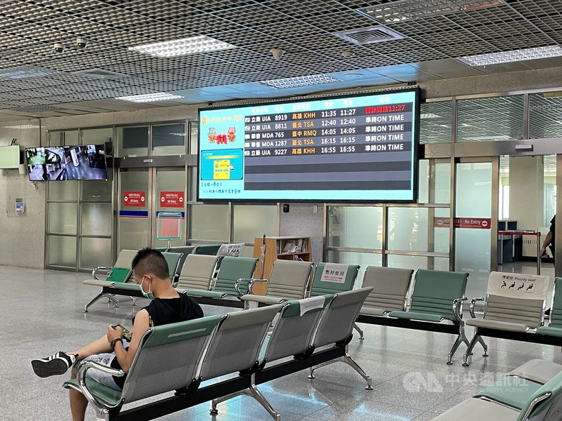 金門縣政府表示,配合中央宣布27日至8月9日調降COVID-19疫情警戒標準至第2級,縣長楊鎮浯立即責成觀光處協調台金航線班機;8月1日起,金門往返台北和台中將增加架次,台南-金門航線也將重啟。中央社記者黃慧敏攝 110年7月24日