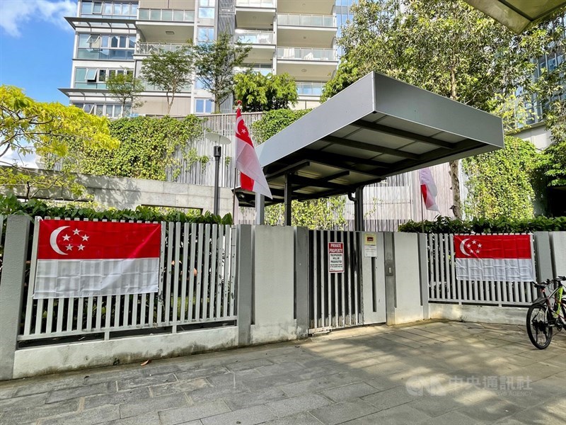 新加坡本土疫情升溫,原訂8月9日登場的國慶慶典將延後舉行。圖為當地一處社區型住宅公寓掛上新加坡國旗,迎接國慶日到來。中央社記者侯姿瑩新加坡攝 110年7月23日