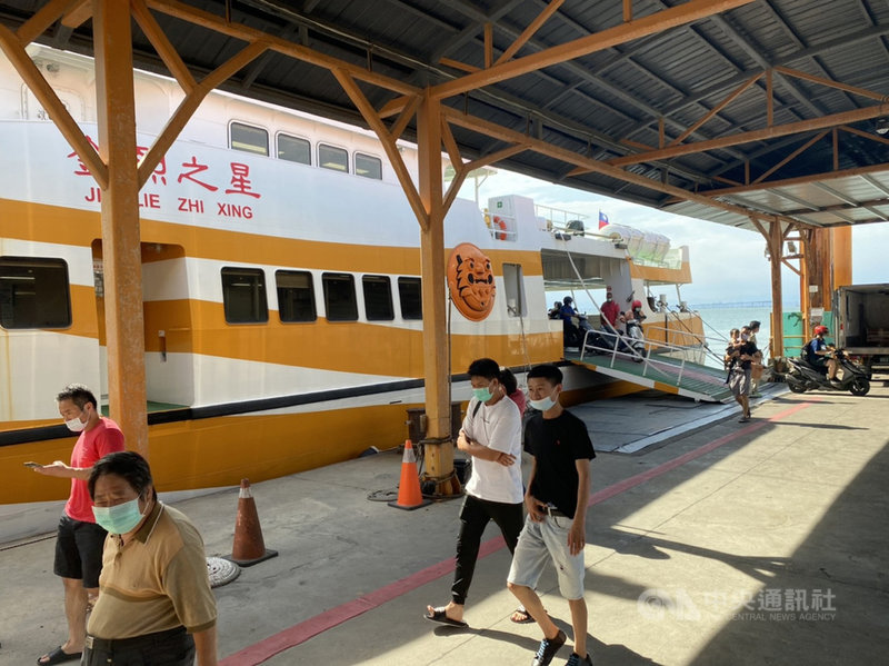 金門縣公共車船管理處長李文堆24日表示,疫情3級警戒前,金門本島和烈嶼鄉交通船班每天有58班,3級警戒後減至21班,27日配合警戒調降,將恢復正常班次。(民眾提供)中央社記者黃慧敏傳真 110年7月24日