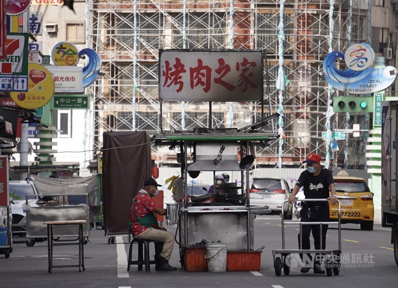 各界關注何時推出振興措施,政院官員表示,全國性振興措施,須待各地疫情確實穩定後,再規劃推出較為適切;至於普發現金效益差,去年就未採行。圖為攤販23日下午推著攤車到高雄六合夜市擺攤。(中央社檔案照片)