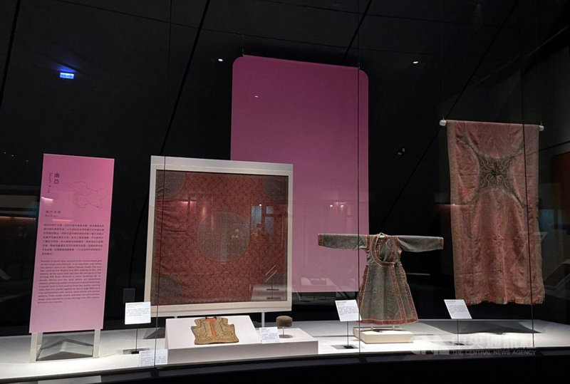 故宮南院「亞洲織品」常設展24日起再度登場,展出51 件文物,包括南亞以羊毛織品聞名的喀什米爾展件「佩斯利紋羊毛披肩」。(故宮南院提供)中央社記者黃國芳傳真 110年7月24日