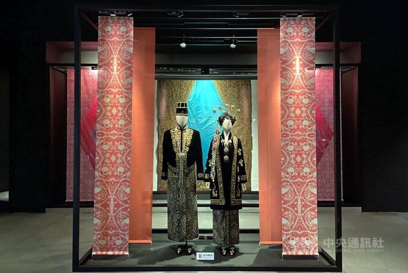 故宮南院「亞洲織品」常設展24日起再度登場,其中「婚慶盛裝」單元搭配今年故宮亞洲藝術節,展示印尼「中爪哇」傳統新人婚禮服飾。(故宮南院提供)中央社記者黃國芳傳真 110年7月24日