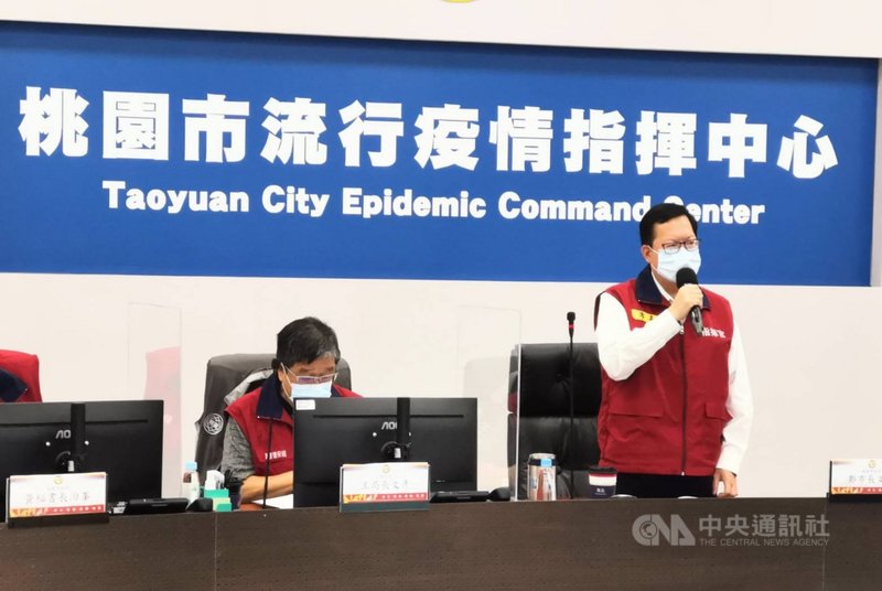 中央宣布27日起降至二級警戒,桃園市長鄭文燦(右)24日上午主持防疫會議時表示,將以階梯式進行鬆綁。(桃園市政府提供)中央社記者葉臻傳真 110年7月24日