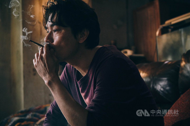 香港影帝林家棟(圖)演出電影「手捲煙」華籍英軍主角關超,導演陳健朗盼利用角色探尋香港人的身分認同,也重現難得的江湖情義。(CatchPlay提供)中央社記者王心妤傳真 110年7月24日