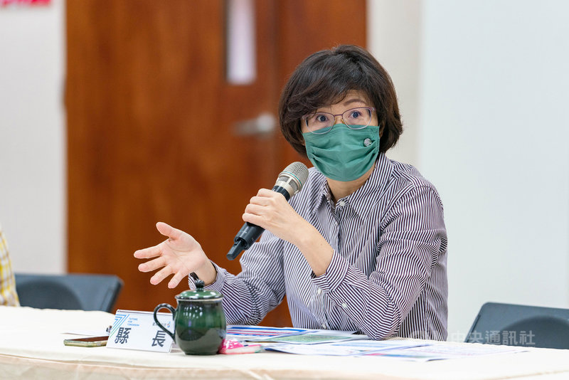 台東縣長饒慶鈴(圖)曾多次強調台東熱氣球嘉年華活動「一定舉辦」,台東縣議會也通過決議,疫情警戒降至2級時同意台東縣政府舉辦;不過主辦場地鹿野鄉和鄰近延平鄉均表達強烈反對,且民眾普遍反映希望今年取消。饒慶鈴24日裁示,將再研議。(台東縣政府提供)中央社記者盧太城台東傳真 110年7月24日