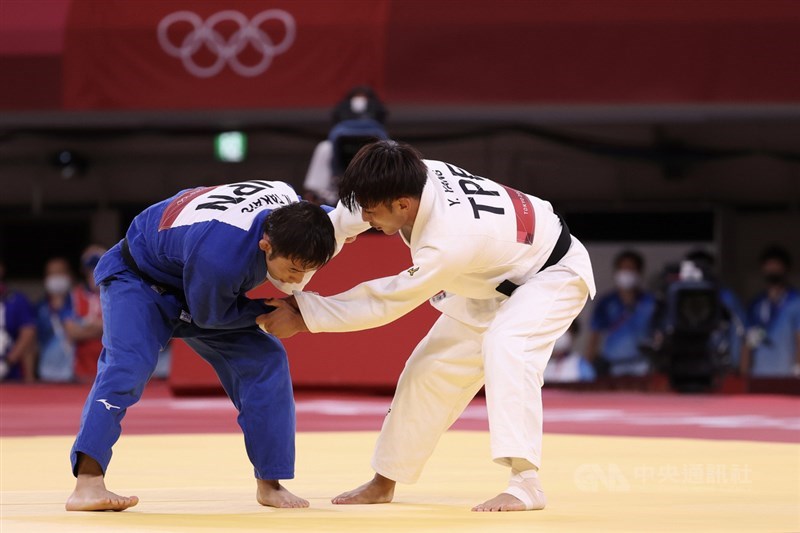 東京奧運男子柔道60公斤級金牌戰24日晚間登場,由地主國日本選手高藤直壽(左)與台灣好手楊勇緯(右)交鋒,雙方僵持許久,最終楊勇緯拿下銀牌,也創下台灣柔道隊史上最佳奧運成績。中央社記者吳家昇攝 110年7月24日