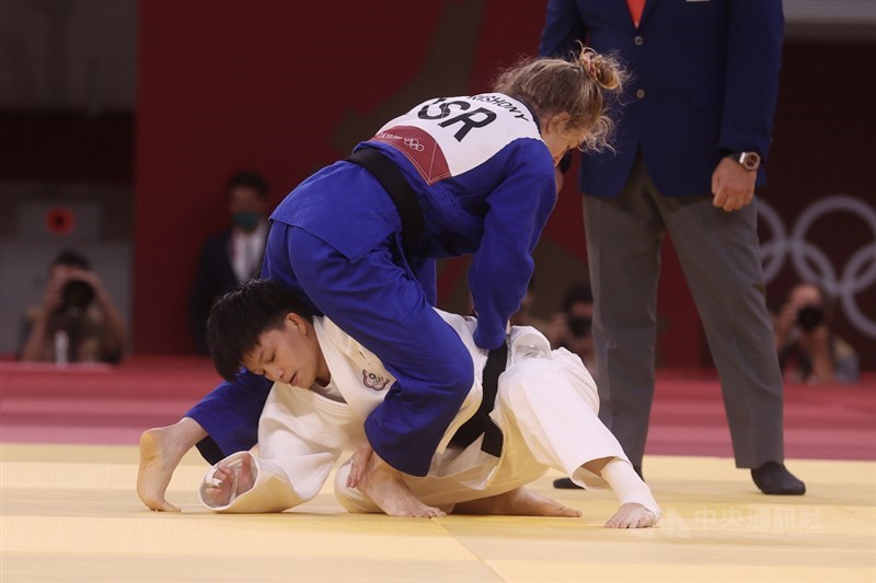 台灣女子柔道選手林真豪(白衣)24日下午在東京奧運柔道女子48公斤量級敗部復活賽與以色列對手瑞尚尼(Shira Rishony)(藍衣)交手,可惜遭對方壓制吞敗,無緣銅牌戰。中央社記者吳家昇攝 110年7月24日