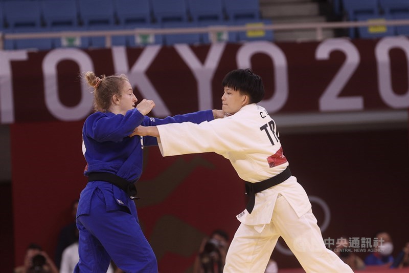 台灣女子柔道選手林真豪(右)24日下午在東京奧運柔道女子48公斤量級敗部復活賽登場,可惜不敵以色列對手瑞尚尼(Shira Rishony)(左),無緣銅牌戰。中央社記者吳家昇攝 110年7月24日
