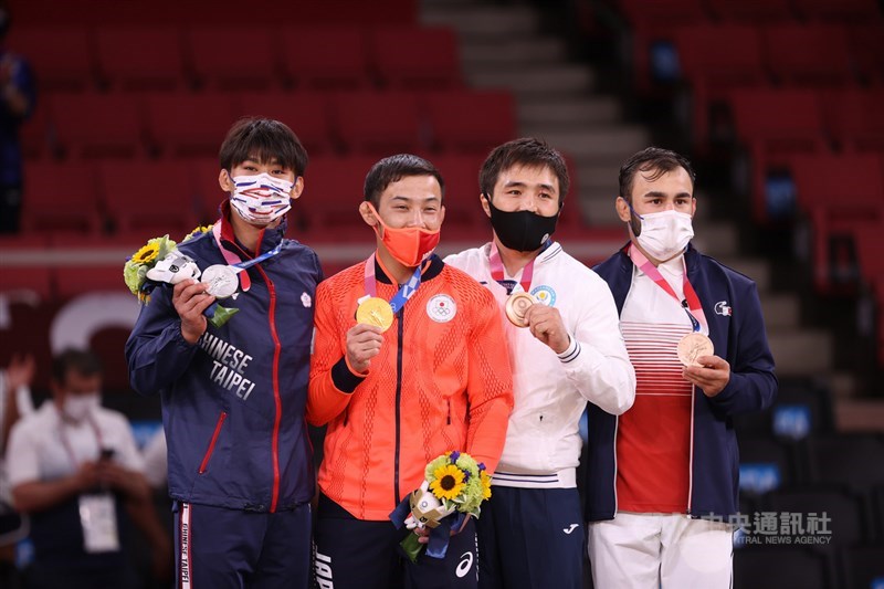 東京奧運柔道男子60公斤量級賽程24日晚間告一段落,最後由日本選手高藤直壽(左2)奪金、台灣好手楊勇緯(左)摘銀,法國與哈薩克選手同獲銅牌。中央社記者吳家昇攝 110年7月24日