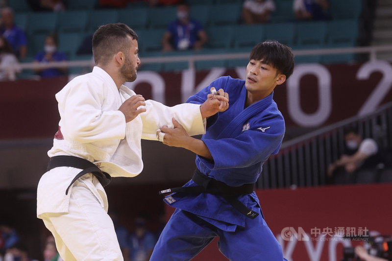 23歲的楊勇緯(右)首度踏上奧運舞台就有不錯成績,24日在男子60公斤量級8強賽擊敗荷蘭選手茨亞卡杜阿(Tornike Tsjakadoea)、晉級4強。中央社記者吳家昇攝 110年7月24日