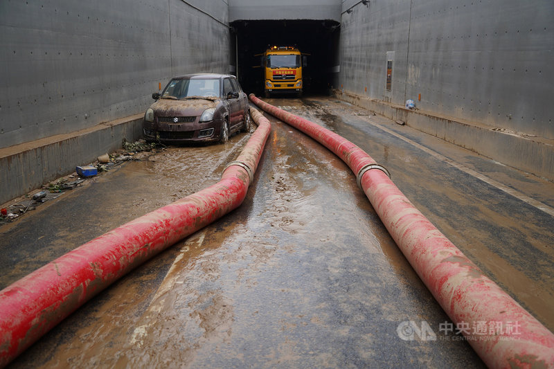 受到20日大暴雨影響,鄭州市京廣路上的隧道被洪水淹沒,經過3天抽水,已救出200多輛涉水車,具體傷亡情況尚待統計。圖為23日京廣路隧道排澇作業現場。(中新社提供)中央社 110年7月24日