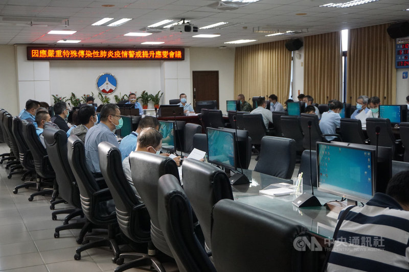 全台疫情警戒標準即將降到第2級,金門縣政府24日宣布,27日起公務人員非必要公務行程暫緩赴台,私人行程赴台者後,應自我健康監測14天。圖為金門縣府召開疫情應變會議。中央社記者黃慧敏攝 110年7月24日