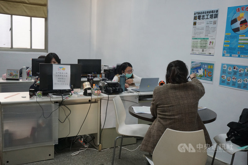 因應全台疫情警戒標準即將調降至第2級,金門縣政府24日表示,3級警戒期間民眾到縣府洽公僅限在服務大廳,27日起各處辦公區域將開放民眾進入洽公。中央社記者黃慧敏攝 110年7月24日