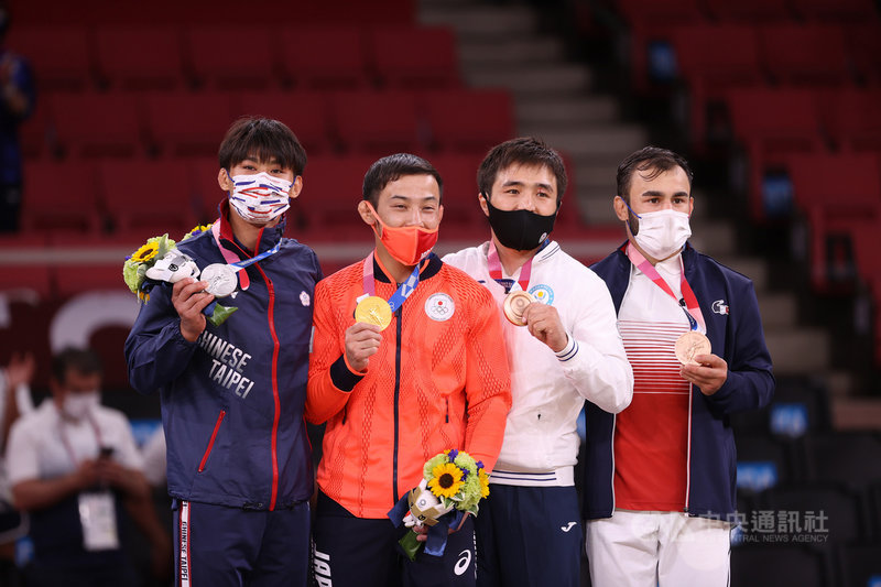 東京奧運柔道男子60公斤量級賽程24日晚間告一段落,最後由日本選手高藤直壽(左2)奪金、台灣好手楊勇緯(左)摘銀,法國與哈薩克選手同獲銅牌。中央社記者吳家昇攝 110年7月24日