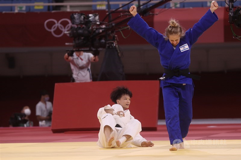 首度參加奧運剩會的台灣女子柔道選手林真豪(左),24日下午在東京奧運柔道女子48公斤量級敗部復活賽不敵對手,無緣銅牌戰。中央社記者吳家昇攝 110年7月24日