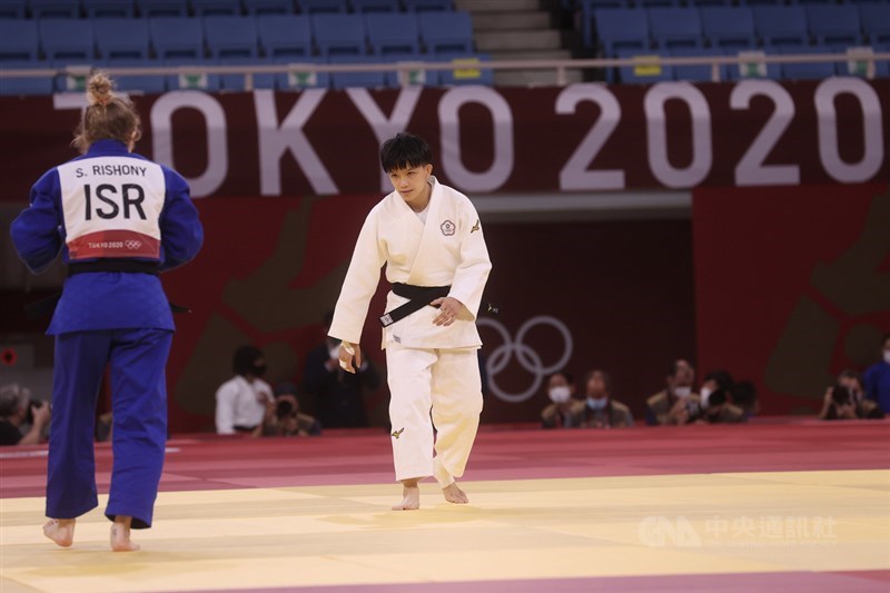 台灣女子柔道選手林真豪(右)首闖奧運殿堂,24日下午在東京奧運柔道女子48公斤量級敗部復活賽全力拚搏,可惜終場不敵對手吞敗,確定無緣銅牌戰。中央社記者吳家昇攝 110年7月24日