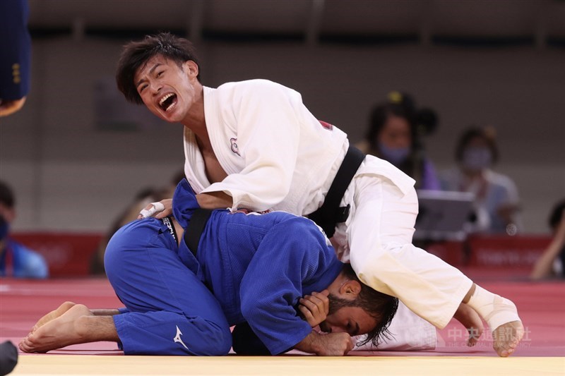 楊勇緯（白衣）在4強戰中將法國選手壓制在地時一度激動吶喊，終場楊勇緯成功拿下勝利，挺進冠軍戰。中央社記者吳家昇攝 110年7月24日