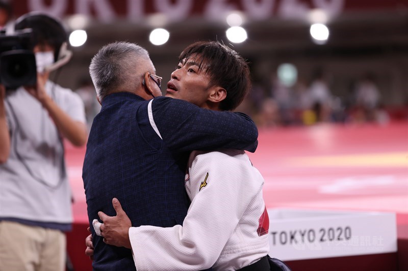 東京奧運柔道男子60公斤級4強戰，楊勇緯（右）成功擊退法國好手、挺進冠軍戰，為台灣奧運柔道史寫下新頁，賽後與教練開心相擁。中央社記者吳家昇攝 110年7月24日