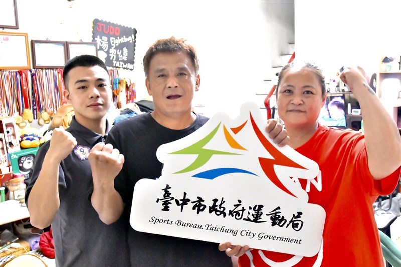 「柔道男神」楊勇緯24日在東京奧運中為台灣奪下首面獎牌,也是台灣奧運柔道隊史上首面銀牌,楊勇緯的母親楊秀鳳(右起)、父親許鴻明及弟弟楊爵弟都齊聚在后里家中為楊勇緯加油。(台中市運動局提供)中央社記者郝雪卿傳真 110年7月24日