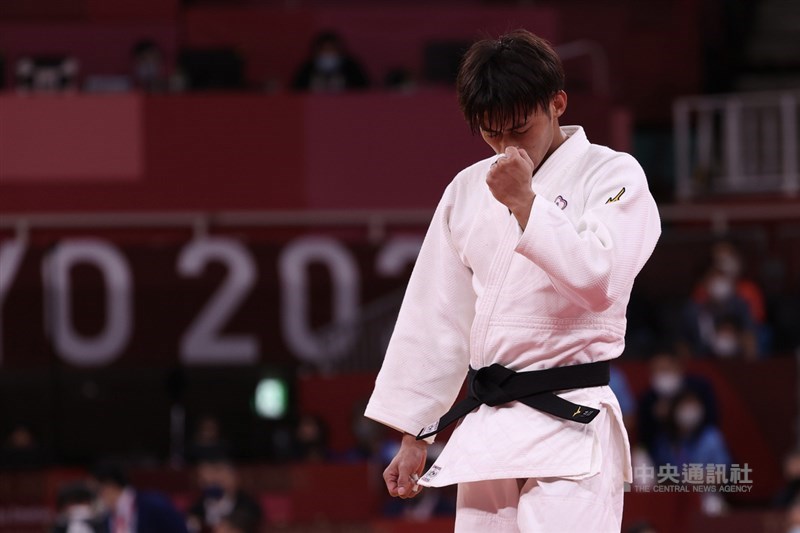 台灣柔道好手楊勇緯24日下午在東京奧運男子60公斤級4強戰奪勝,為台灣奧運柔道史寫下新頁,確定將有獎牌入袋,賽後他開心振臂。中央社記者吳家昇攝 110年7月24日