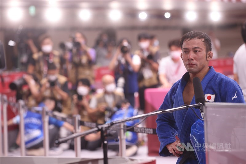 東京奧運柔道男子60公斤級賽程24日晚間告一段落,日本28歲選手高藤直壽(右)在決賽擊敗台灣「排灣族勇士」楊勇緯,時隔17年再為日本於這個量級摘下金牌,也是日本在本屆奧運首金。圖為高藤直壽奪金後受訪。中央社記者吳家昇攝 110年7月24日