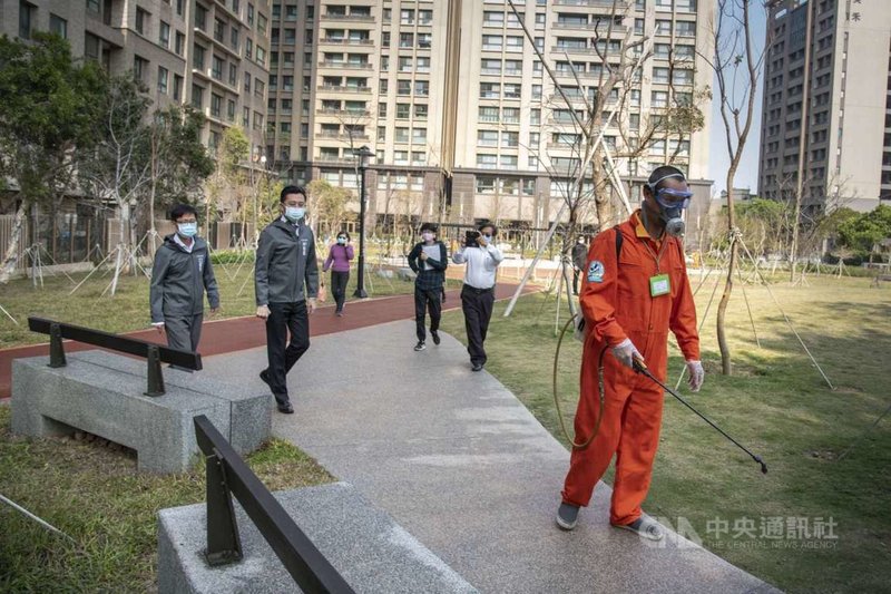 中央流行疫情指揮中心宣布27日起疫情警戒調降為2級,新竹市長林智堅(前左2)24日表示,未來竹市仍會定期持續進行全市熱點大消毒,包含火車站、客運站、商圈、公園等。(新竹市政府提供)中央社記者魯鋼駿傳真 110年7月24日