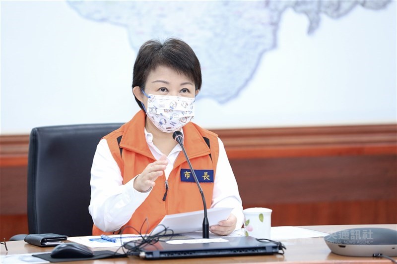 台中市長盧秀燕24日宣布,餐飲內用將採取限制性開放方式,除遵守中央指引外,並要求採公筷母匙,容留人數需張貼門口。(中央社檔案照片)