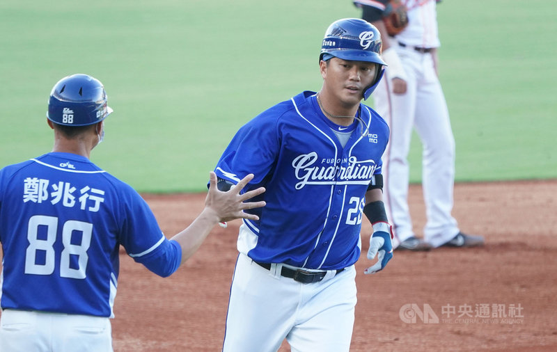 中職富邦悍將重砲高國輝(右)24日演出單場雙響砲,全場敲出3支安打,包辦4分打點,助隊以12比7擊敗統一獅。他賽後透露,其實球棒是跟隊友葉竹軒借來的。(中華職棒提供)中央社記者楊啟芳傳真 110年7月24日