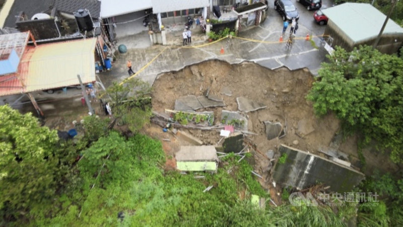 苗栗縣三灣鄉三灣村一處民宅前方空地,疑因受烟花颱風雨勢影響,23日傍晚發生坍塌,24日上午又再次坍塌。(民眾提供)中央社記者魯鋼駿傳真 110年7月24日