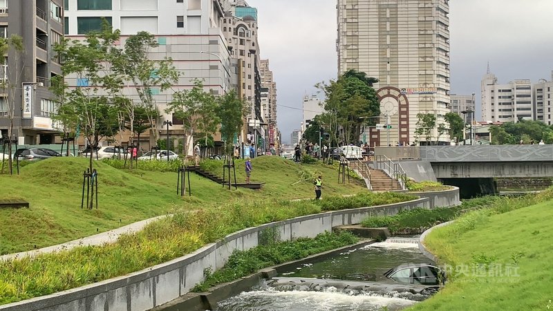 台中市警方24日清晨接獲報案,一輛賓士車墜落西區柳川西路與四維街附近橋下,但到場未發現駕駛,研判駕駛已脫困離去,將聯繫車主到案說明。(民眾提供)中央社記者郝雪卿傳真 110年7月24日