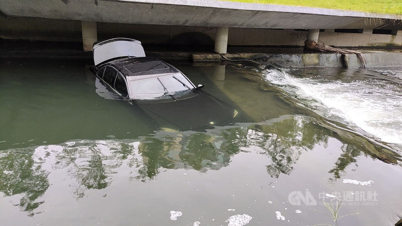台中市警方24日清晨接獲報案,一輛賓士車墜落西區柳川西路與四維街附近橋下,但到場未發現駕駛。(民眾提供)中央社記者郝雪卿傳真 110年7月24日