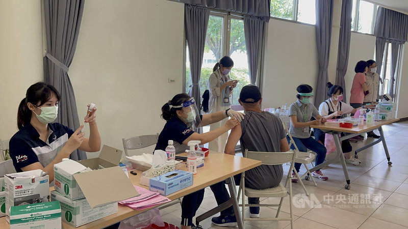 台南市COVID-19疫苗特色接種站「奇美博物館」24日開打,施打地點卻不在館內,而是距離博物館步行路程約10分鐘的台南都會公園管理中心。中央社記者張榮祥台南攝 110年7月24日